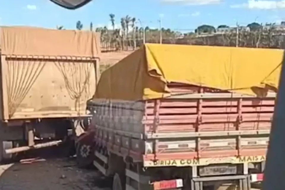 Colisão entre caminhões deixa motorista em estado gravíssimo em Goiânia