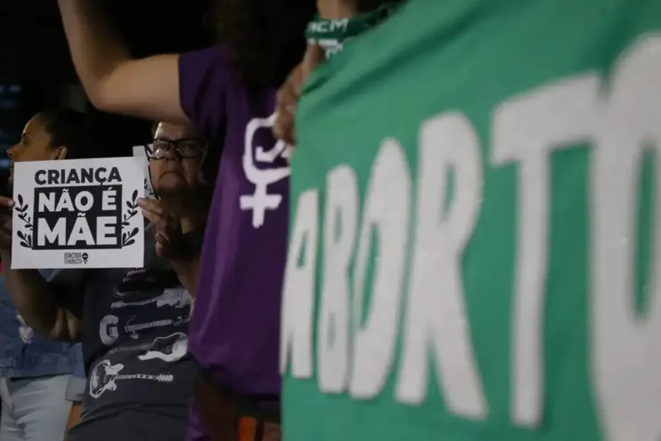 Câmara de Goiânia aprova proibição de cartazes pró-aborto em hospitais, igrejas e escolas
