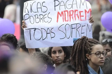 64% apoiam aborto legal para meninas de até 14 anos vítimas de estupro obrigar vítima a manter gestação para entregar bebê à adoção