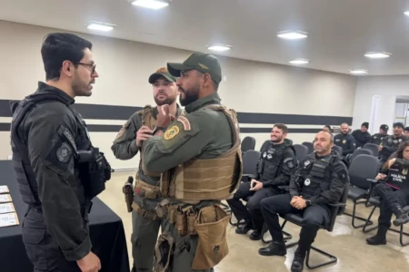 Delegado orientando policiais - (Foto: reprodução/PCGO)