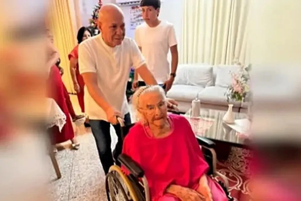 Imagem do deputado com a mãe