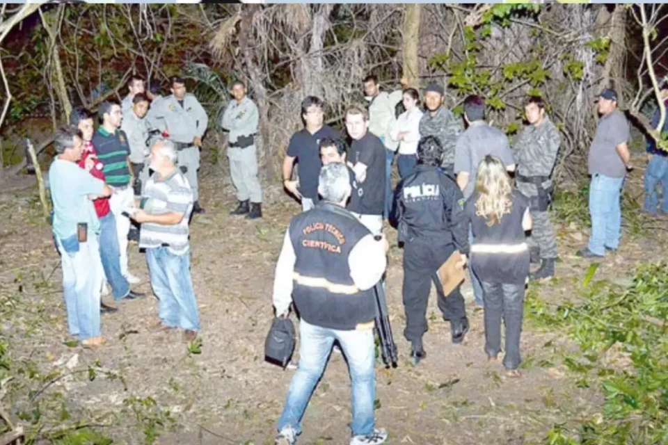 Perícia em fazenda de Doverlândia, após massacre de sete pessoas. Foto antecede a tragédia de Piranhas, que consistiu na queda de helicóptero da PCGO e na morte de delegados, peritos e do principal suspeito do crime