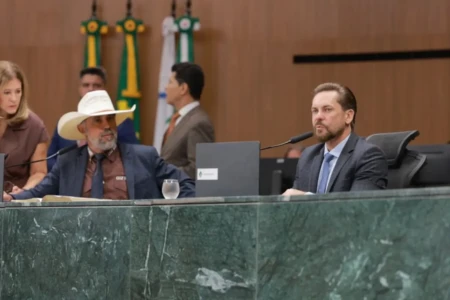 Amauri ao lado do presidente da Assembleia, Bruno Peixoto (Foto: Divulgação)