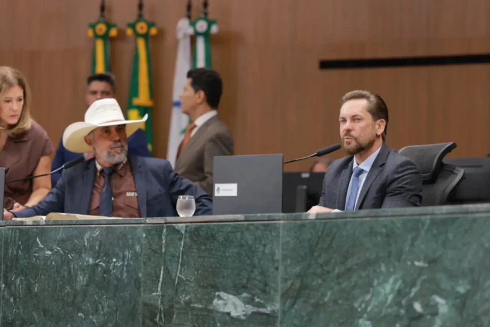 Amauri ao lado do presidente da Assembleia, Bruno Peixoto (Foto: Divulgação)