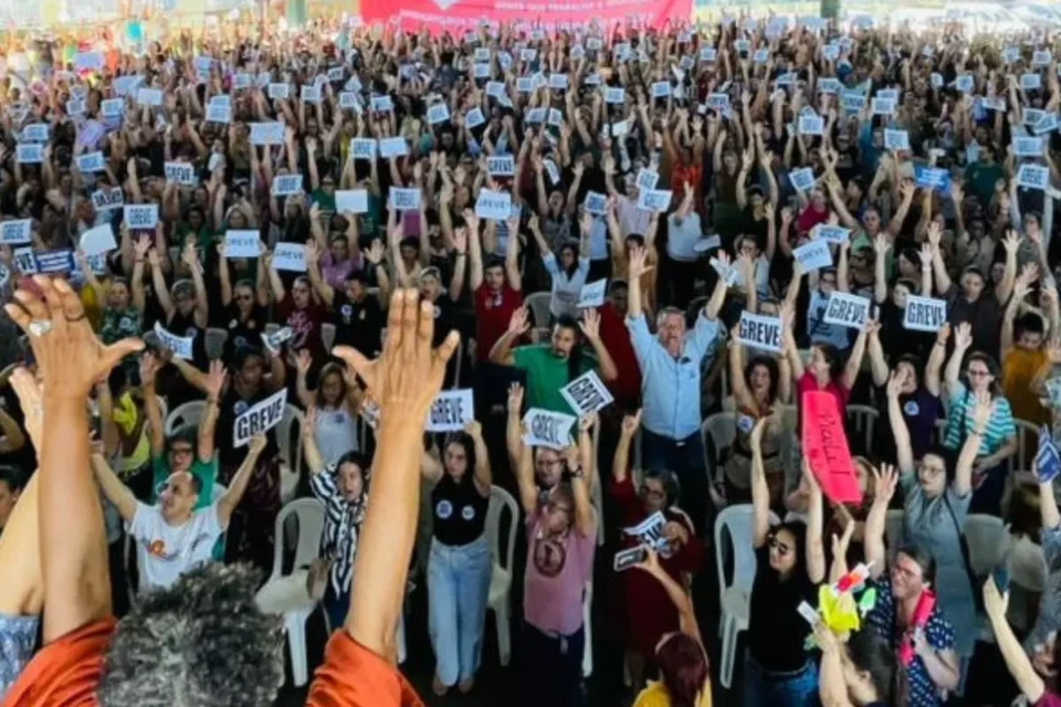 Trabalhadores da Educação de Goiânia aprovam greve a partir do dia 12 (Foto: Divulgação)
