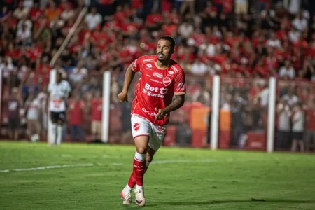Dellatorre em jogo pelo Vila Nova