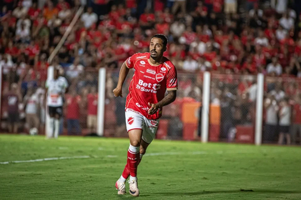 Dellatorre em jogo pelo Vila Nova