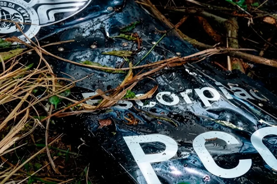 Destroços encontrados pelos Bombeiros após queda do helicóptero da PCGO em Piranhas