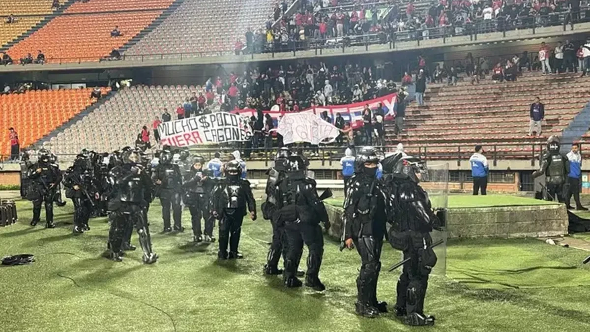 Polícia no estádio da partida entre Independiente Medellín e Flamengo