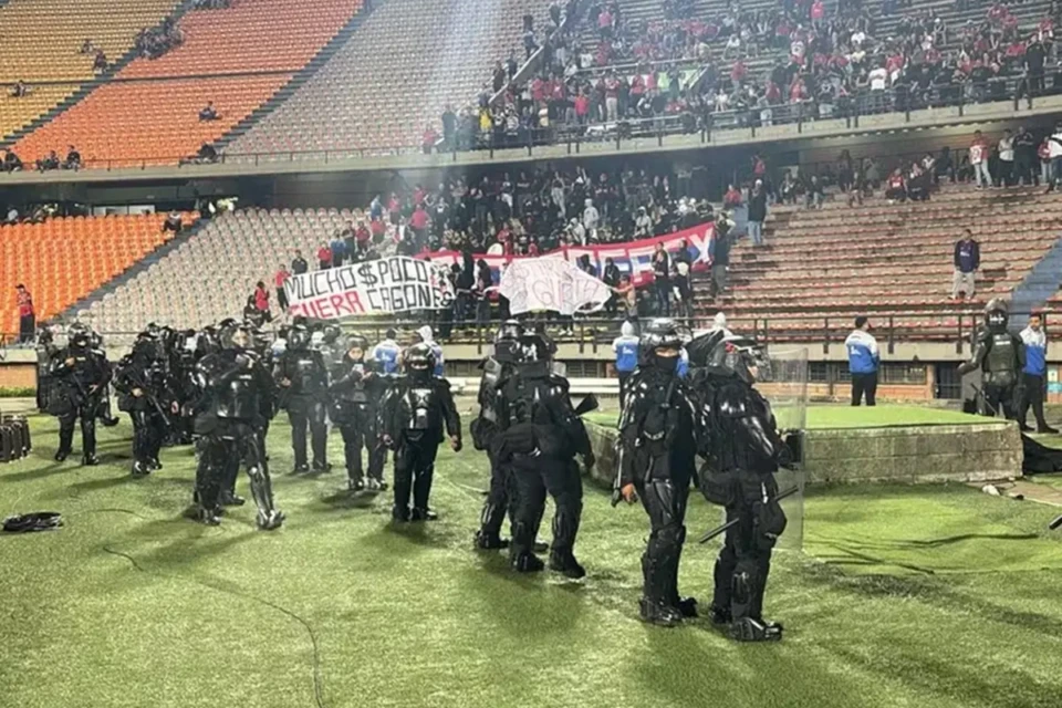 Polícia no estádio da partida entre Independiente Medellín e Flamengo
