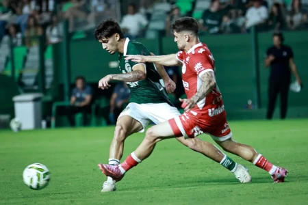 Partida entre Goiás e Vila Nova no início da temporada