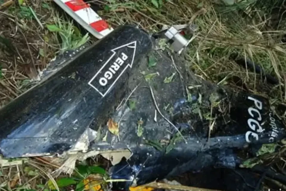Helicóptero ficou destruído após a queda - (Foto: reprodução)