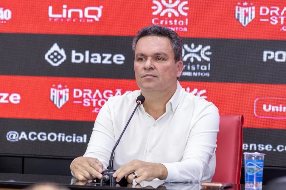 Adson Batista em coletiva no Atlético