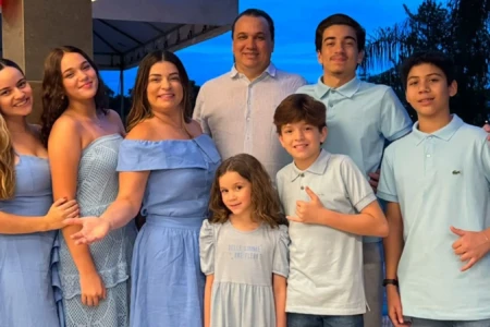 Pai, mãe e seus seis filhos