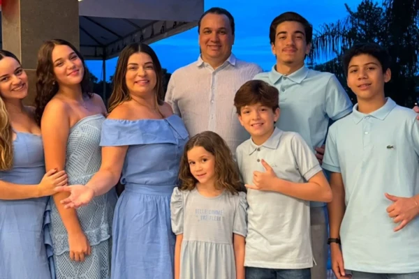 Pai, mãe e seus seis filhos
