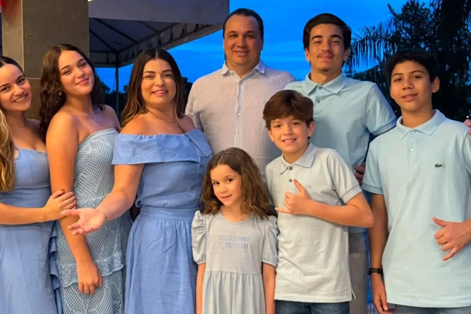 Pai, mãe e seus seis filhos