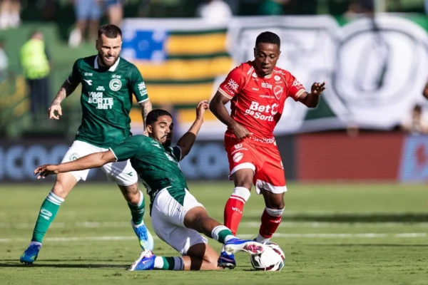 Jogo entre Goiás e Vila Nova na Série B