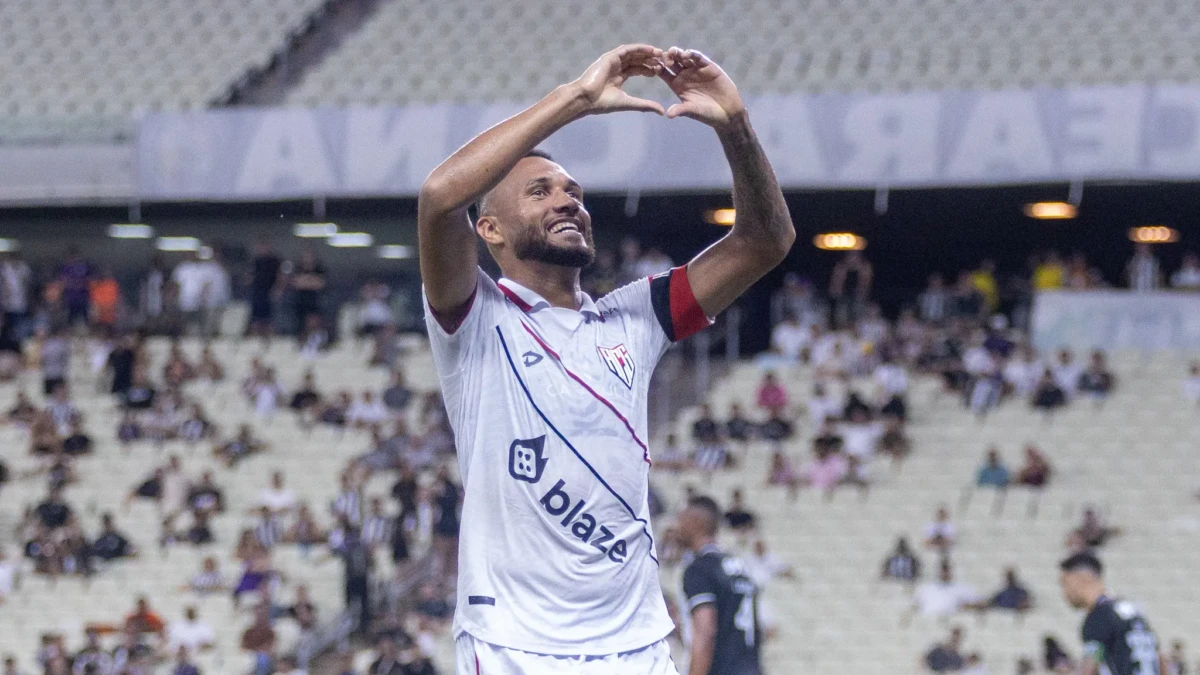 Gustavo Coutinho comemora gol do Atlético contra o Ceará