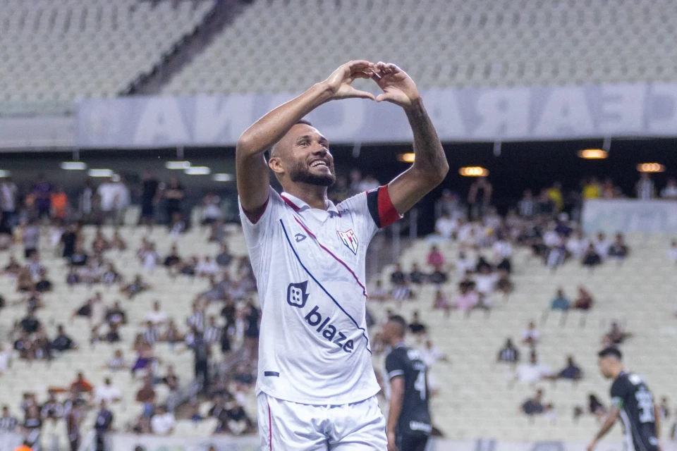 Gustavo Coutinho comemora gol do Atlético contra o Ceará
