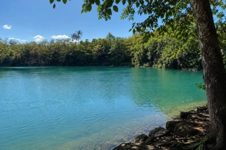 Veja como chegar na misteriosa lagoa “sem fundo” de Niquelândia; vídeo permitido nadar fotos e vídeos da lagoa azul de Goiás