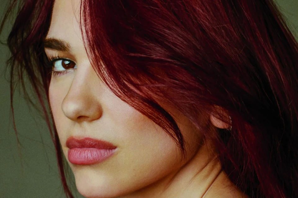 Dua Lipa processa Samsung em R$ 75 milhões por uso indevido de imagem em campanha de TVs