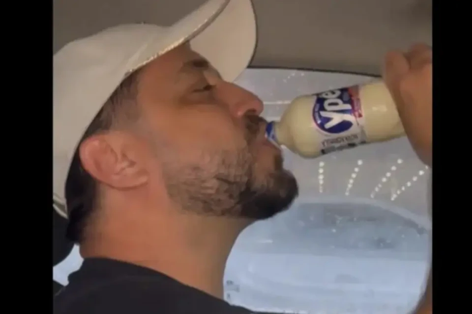 Homem publica vídeo mamando detergente Ypê: Pra você, petista assista Caso ocorre em meio à polêmica sobre produtos contaminados