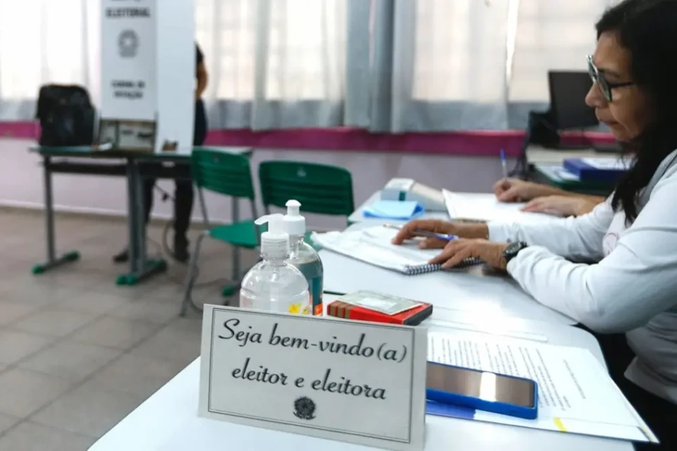 Folga, vale-alimentação e vantagem em concurso: veja os benefícios de ser mesário nas eleições