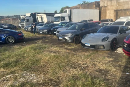 Veículos apreendidos durante operação - (Foto: reprodução/PF)