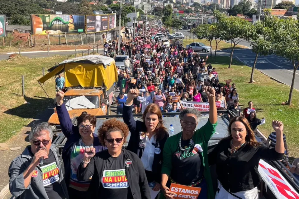 Profissionais da educação durante ação grevista - (Foto: reprodução/Sintego)