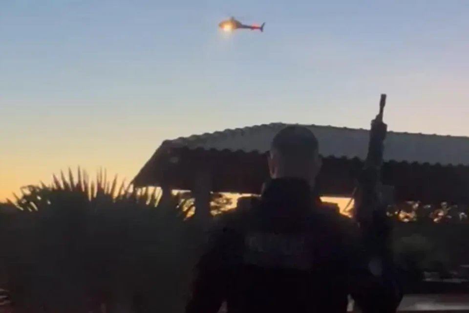 Policiais cumprindo mandados - (Foto: divulgação/PC)