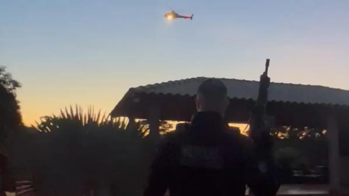 Policiais cumprindo mandados - (Foto: divulgação/PC)