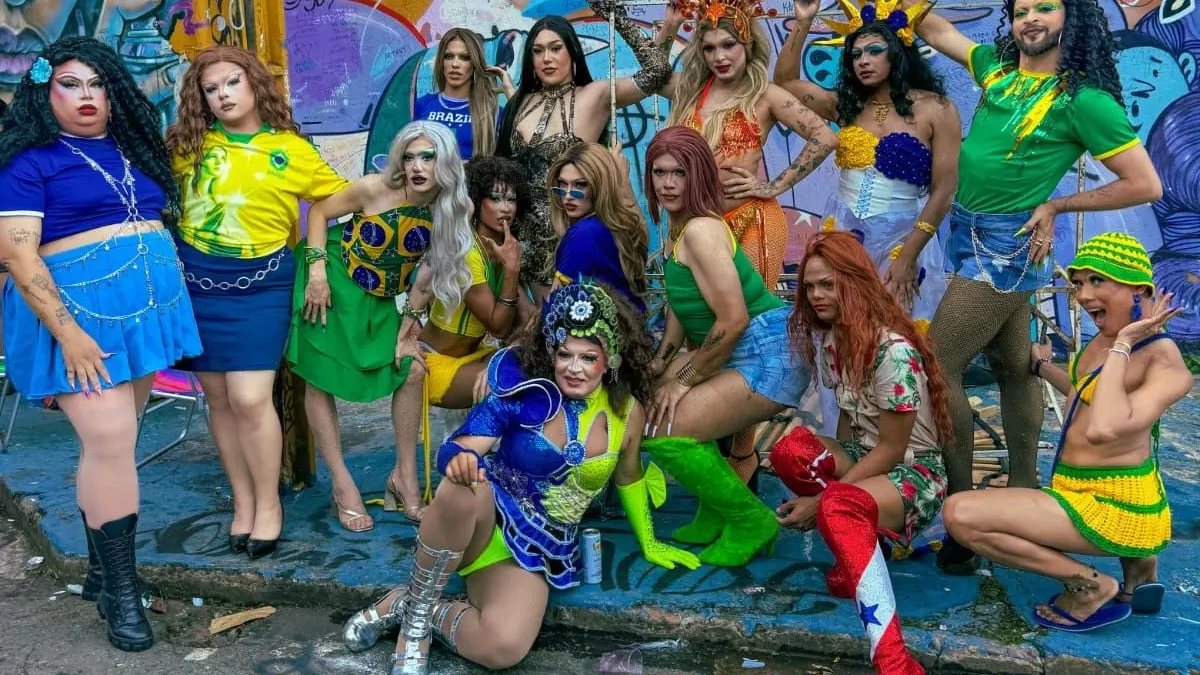 Evento em Goiânia une arte drag, futebol e música brasileira durante jogo da Seleção