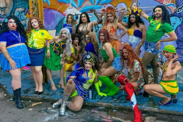 Evento em Goiânia une arte drag, futebol e música brasileira durante jogo da Seleção