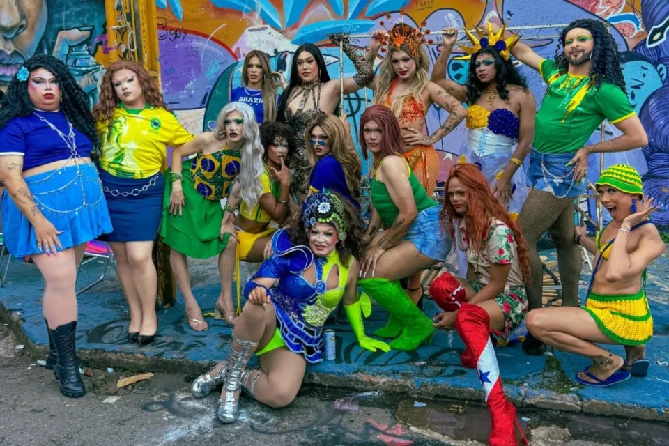 Evento em Goiânia une arte drag, futebol e música brasileira durante jogo da Seleção