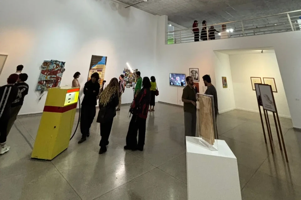 entrada gratuita até 10 de julho Exposição no Centro Cultural da UFG reúne 120 obras e destaca trajetórias LGBTQIAPN+ em Goiás