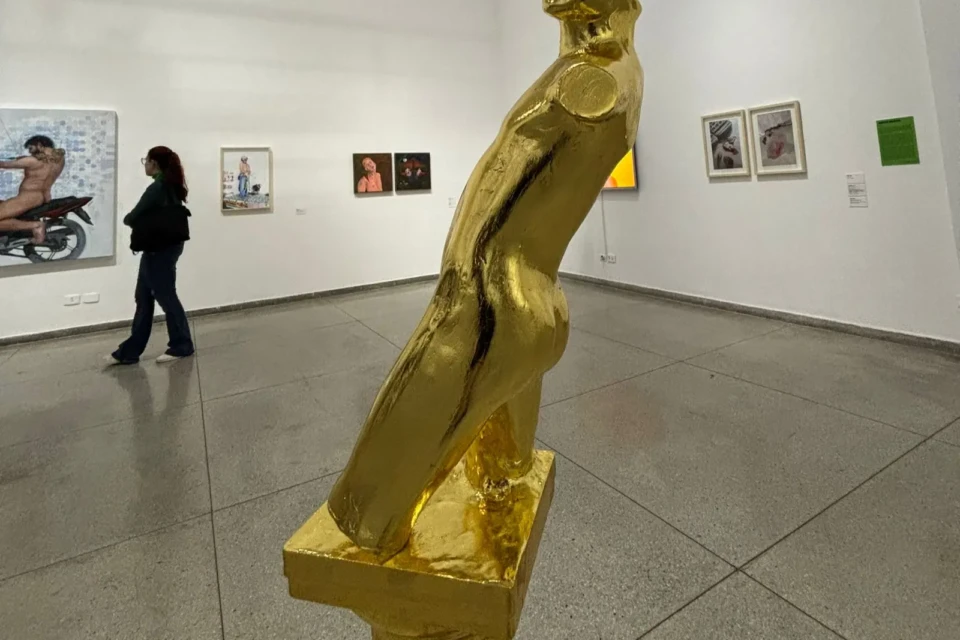 entrada gratuita até 10 de julho Exposição no Centro Cultural da UFG reúne 120 obras e destaca trajetórias LGBTQIAPN+ em Goiás