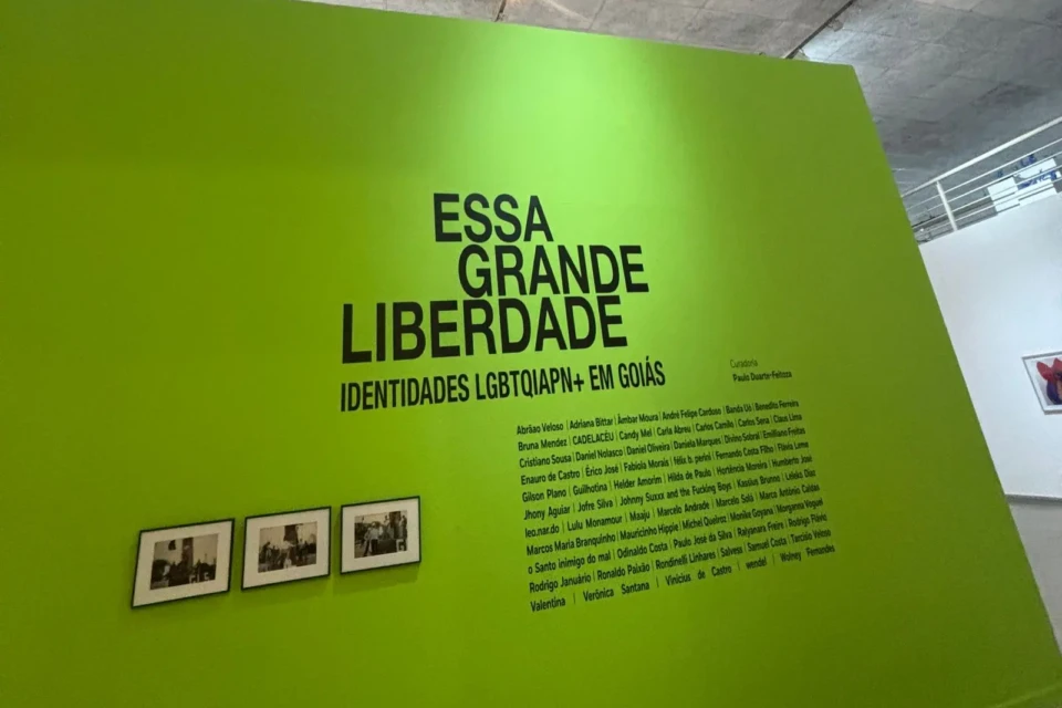 entrada gratuita até 10 de julho Exposição no Centro Cultural da UFG reúne 120 obras e destaca trajetórias LGBTQIAPN+ em Goiás