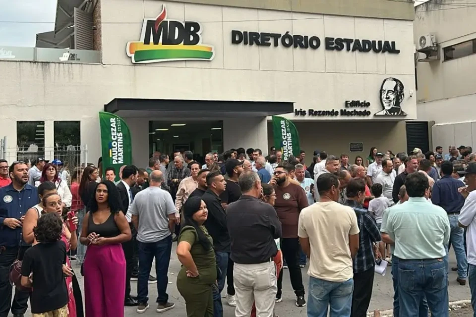 Imagem mostra apoiadores em frente a sede do partido, em Goiânia