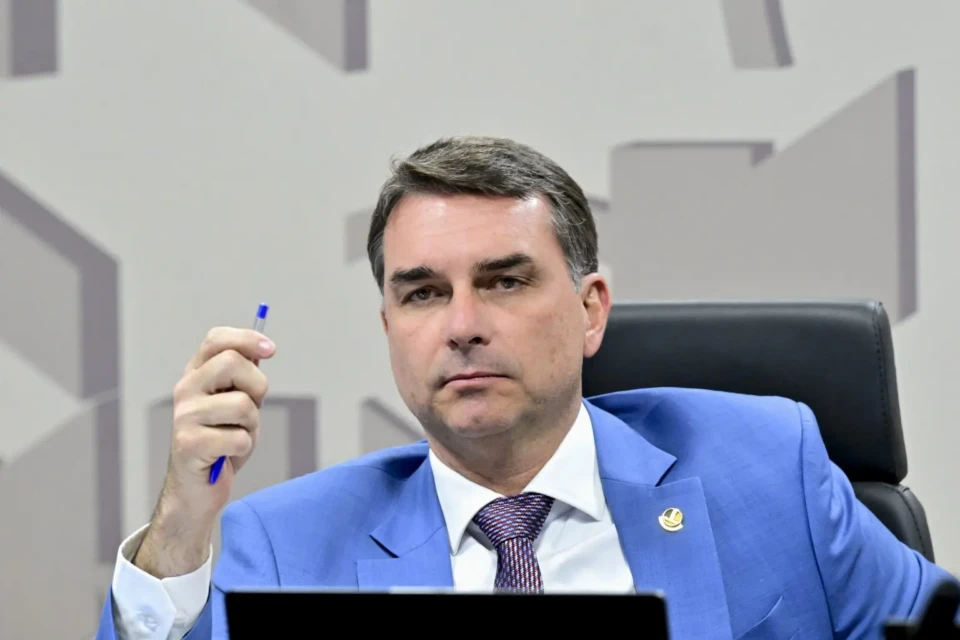 "Brasil tem inveja da onda de direita na América Latina", diz Flávio Bolsonaro Senador transferência da embaixada em Israel para Jerusalém
