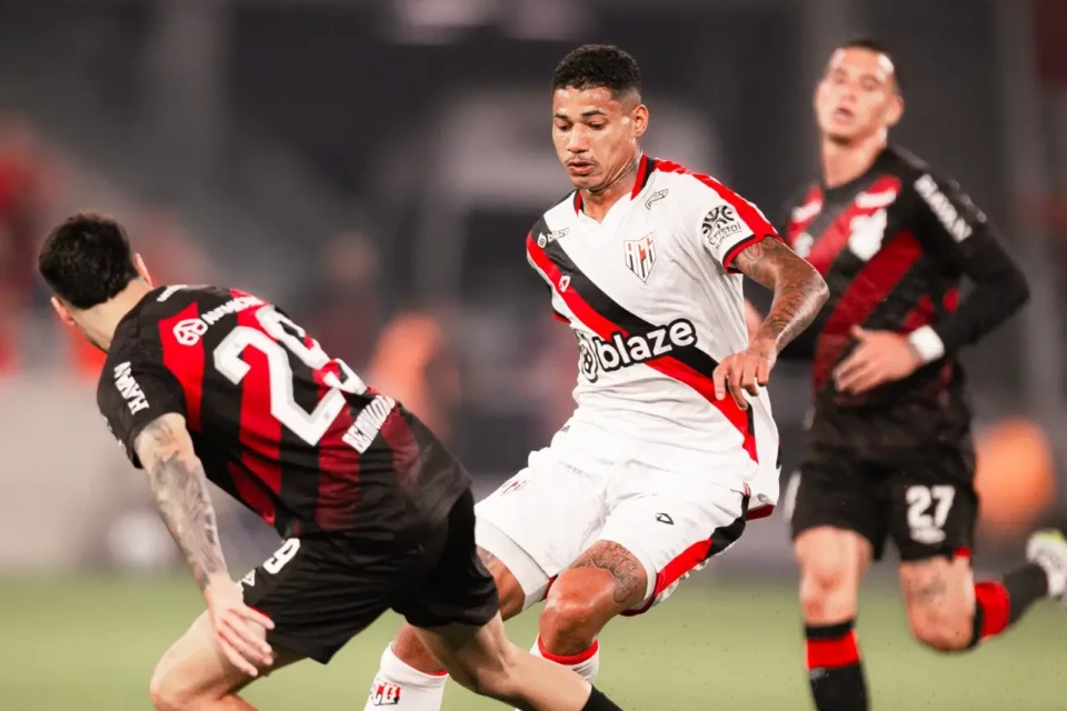 Atlético Goianiense recebe o Athletico em duelo valendo vaga nas oitavas da Copa do Brasil