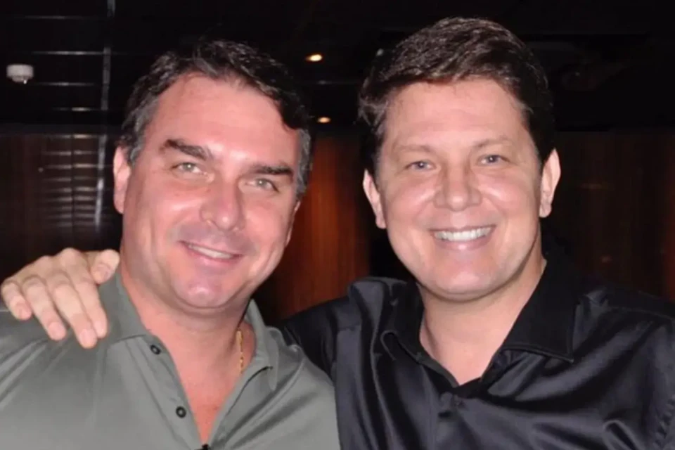 Mario Frias afirma que Flávio não tem sociedade no filme sobre Bolsonaro Flávio Bolsonaro admitiu ter trocado mensagens com Daniel Vorcaro