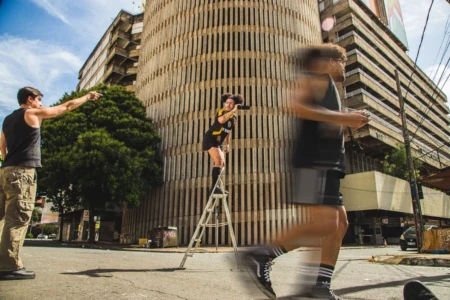 Teodoro estreia álbum com influências urbanas e referências à cena alternativa de Goiânia