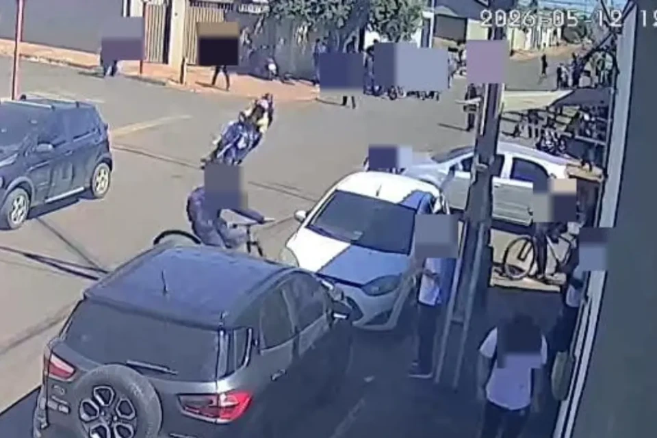 Motociclista indo em direção ao estudante - (Foto: reprodução)