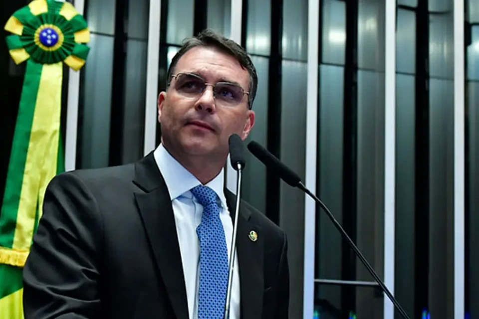 PF quer saber se dinheiro que Flávio cobrou de Vorcaro foi usado no filme 'Dark Horse'