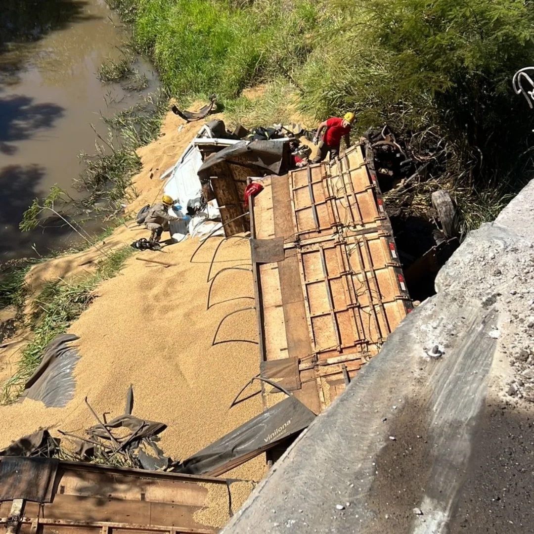 snapinsta ai 3897039052448693810 Motorista morre após caminhão cair de ponte na BR-364, em Mineiros