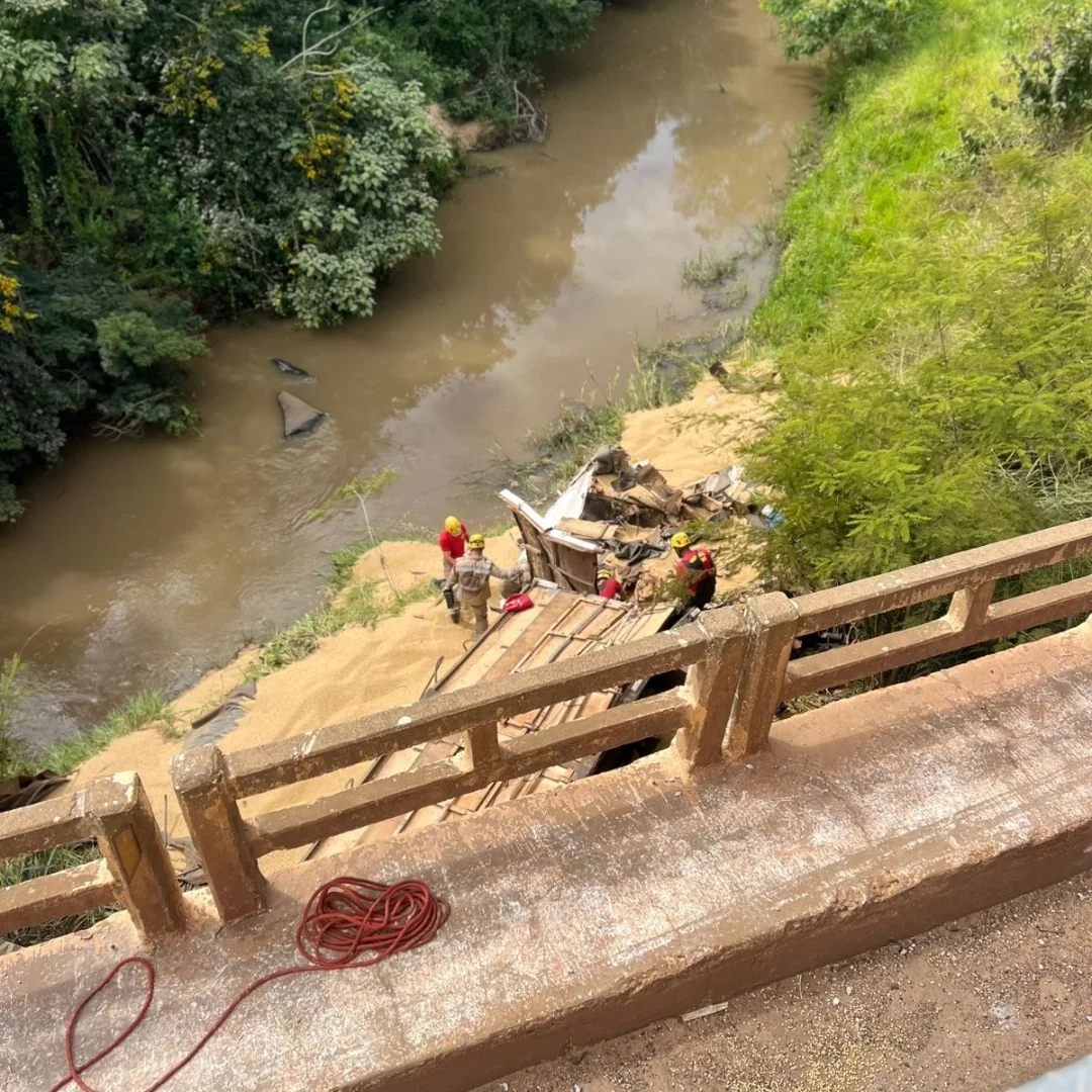 snapinsta ai 3897039037391168577 Motorista morre após caminhão cair de ponte na BR-364, em Mineiros