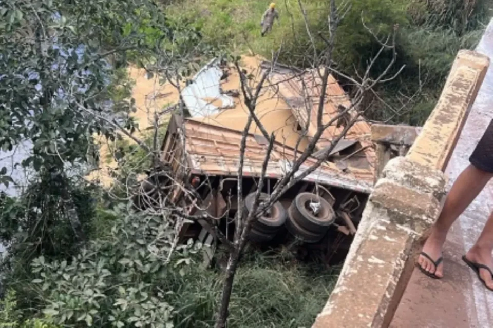 Motorista morre após caminhão cair de ponte na BR-364, em Mineiros (Foto: Bombeiros)