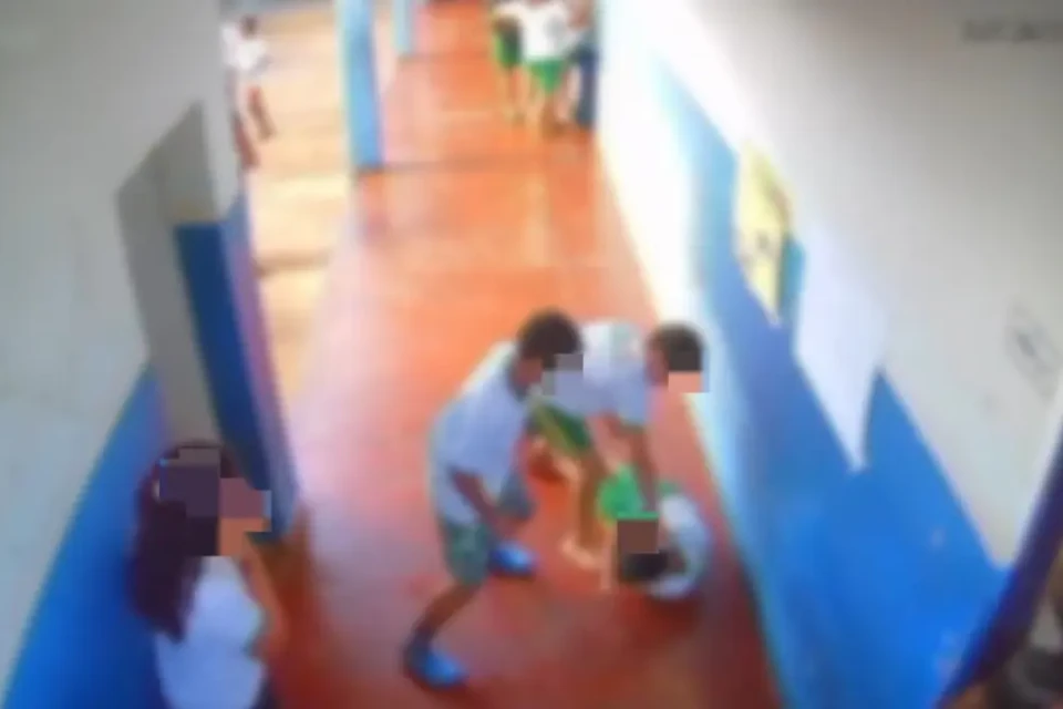 Alunos agredindo estudante - (Foto: reprodução)