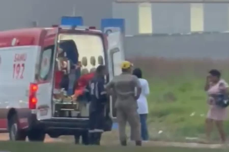 Bombeiros e Samu atendendo vítima - (Foto: reprodução)