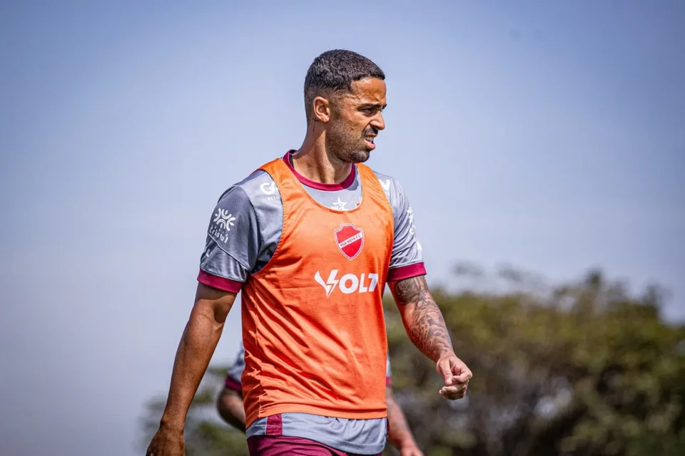 Dellatorre em treino pelo Vila Nova